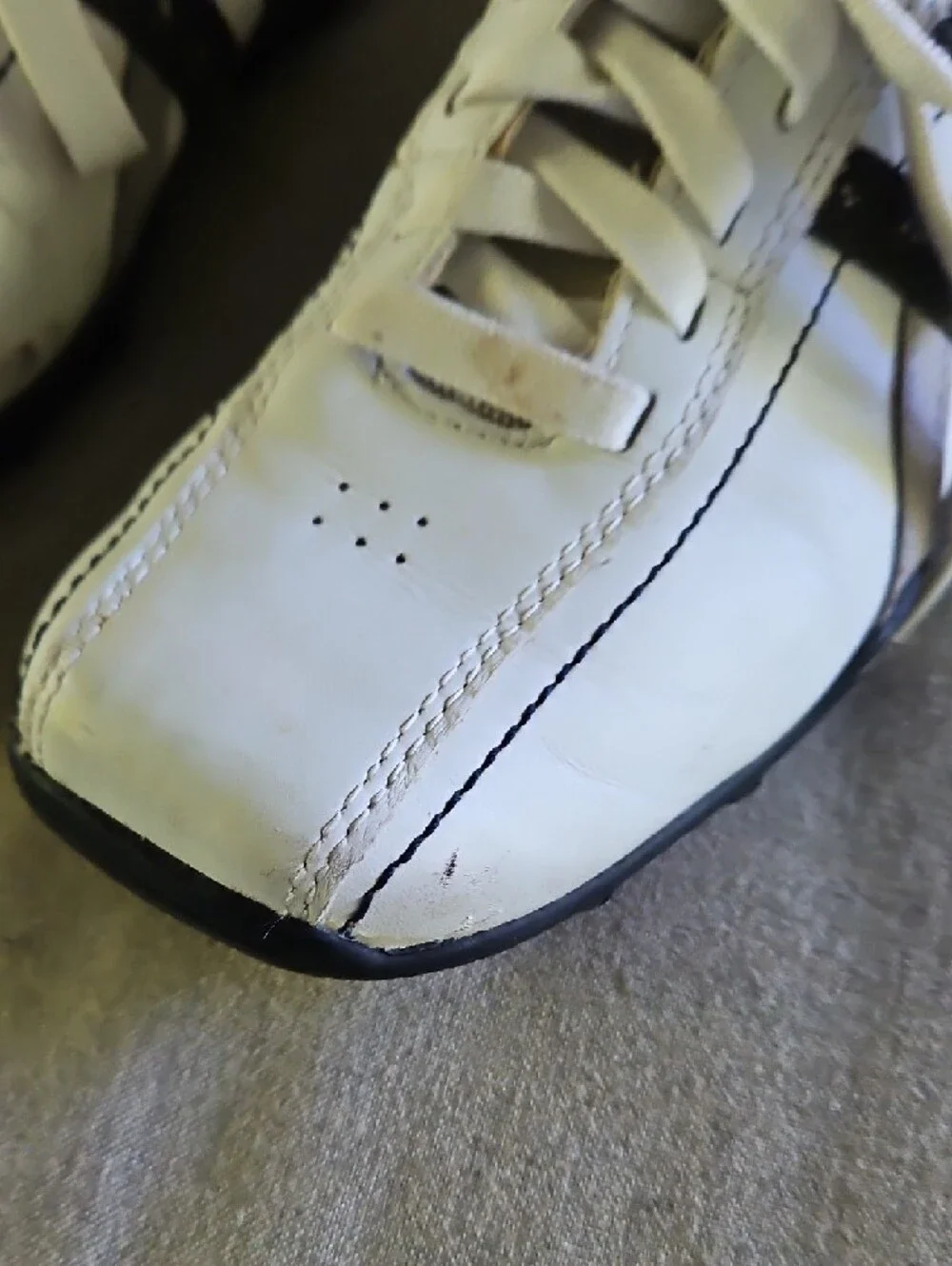 Skechers Men’s White Lace-Up Sneakers with Black Accent Stripes 8 1/2